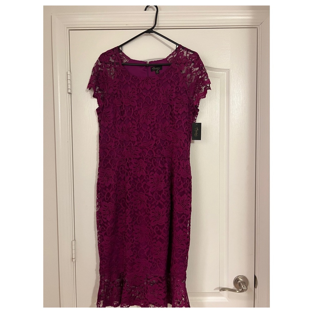 Cocktail style dress. Perfect for Holiday Parties.